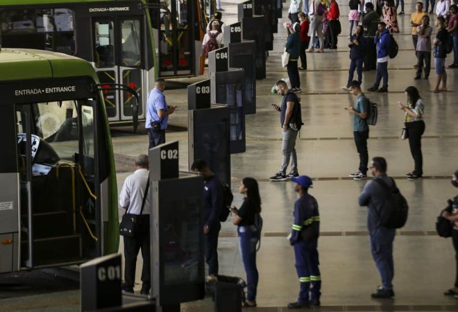 Brasília (DF), 09/08/2023 - Movimentação de passageiros e ônibus na Rodoviária do Plano Piloto. Nos dias 8 e 9 de agosto acontece, em Brasília, o 36º Seminário Nacional de Transporte Urbano, em que empresários, entidades de classe, especialistas e representantes de governo debatem as mudanças necessárias no setor. Foto: Marcelo Camargo/Agência Brasil