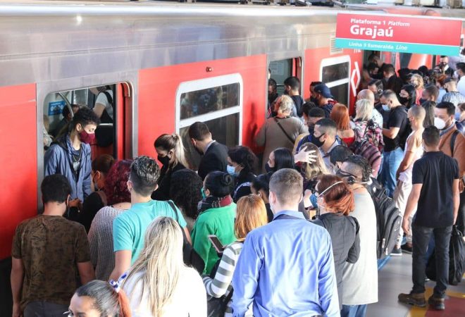 São Paulo - Usuários do transporte público usam máscara na plataforma e trem da Linha 9 Esmeralda da Companhia Paulista de Trens Metropolitanos - CPTM, em Pinheiros.