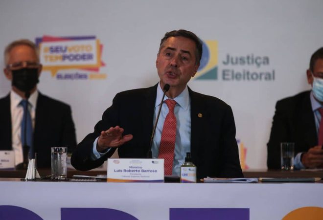 O presidente do Tribunal Superior Eleitoral, ministro Luís Roberto Barroso, participa de entrevista coletiva sobre o segundo turno das eleições municipais 2020