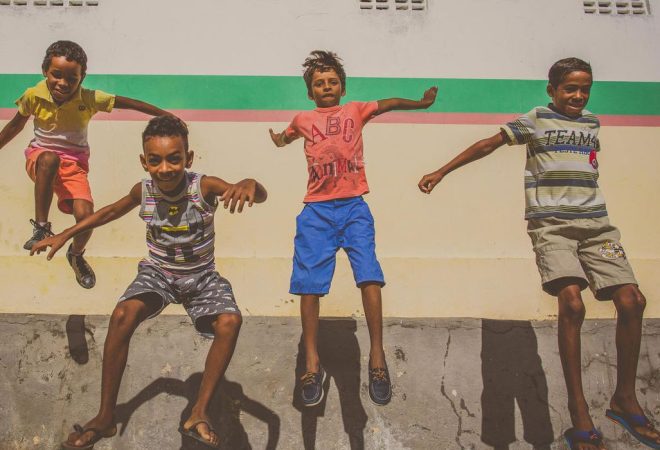 No interior da Bahia, o UNICEF e seus parceiros encontraram
Yasmin e suas irmãs e levaram as meninas para a escolaAgora, eles têm a chance de quebrar o ciclo de
analfabetismo e ter um futuro diferente de sua mãe e avó