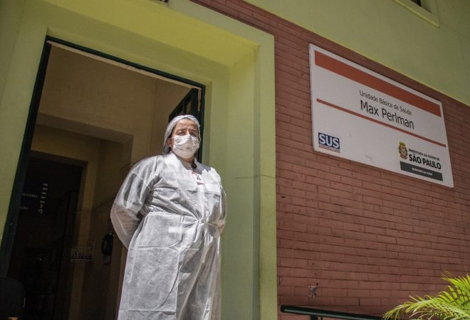 São Paulo SP 26 03 2020 Na UBS Max Perlman próxima ao Ibirapuera profissionais da saúde aplicam vacina contra gripe em idosos no modelo drive thru, trabalhadores da CET organizam as longas filas de carros foto Guilherne Gandolfi