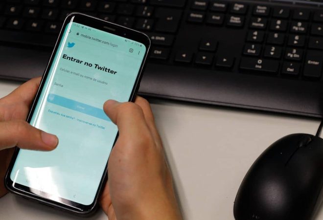 Rio de Janeiro - Uso de redes sociais para navegação na internet em telefones celulares do tipo smartphone para comunicação. (Fernando Frazão/Agência Brasil)