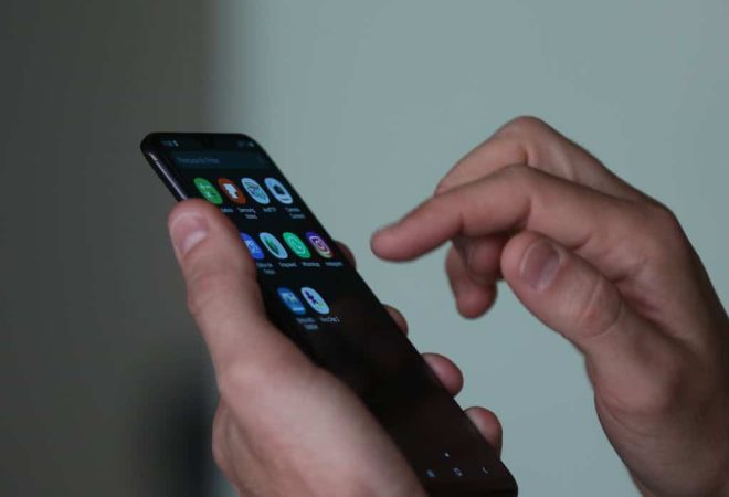 Smartphone, celular,  em uso.