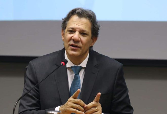 Brasília (DF), 17/07/2023 - Ministro da Fazenda, Fernando Haddad, fala sobre o programa Desenrola Brasil. durante entrevista coletiva a imprensa,  E/D. Secretario da SPE, Guilherme Mello, Ministro Haddad, e o Assessor da Secretária de Reformas Econômicas, Alexandre Ferreira.Foto Valter Campanato/Agência Brasil.
