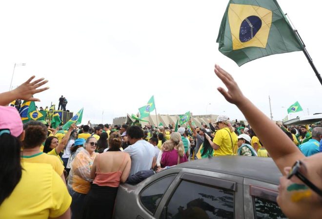 Manifestantes se reúnem em frente ao QG do Exército em Brasília