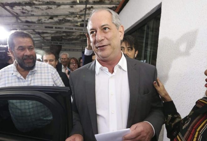 Ciro Gome, que ficou em terceiro lugar na corrida presidencial, fala à imprensa em reunião da Executiva do PDT, em Brasília, para formalizar a posição do partido no segundo turno das eleições presidenciais.