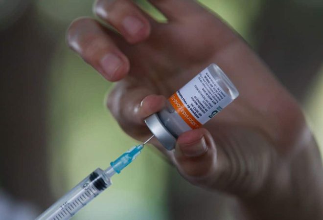 Vacinação drive thru na Universidade Estadual do Rio de Janeiro (UERJ), zona norte do Rio. A cidade do Rio de Janeiro retoma hoje (25) sua campanha de aplicação da primeira dose da vacina contra a covid-19 em idosos da população em geral. Hoje serão vacinados os idosos com 82 anos.