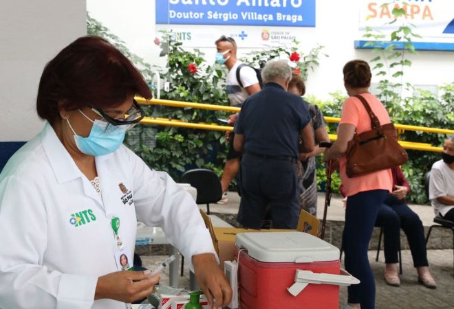Início da vacinação contra covid-19 em pessoas acima de 90 anos na UBS Santo Amaro.