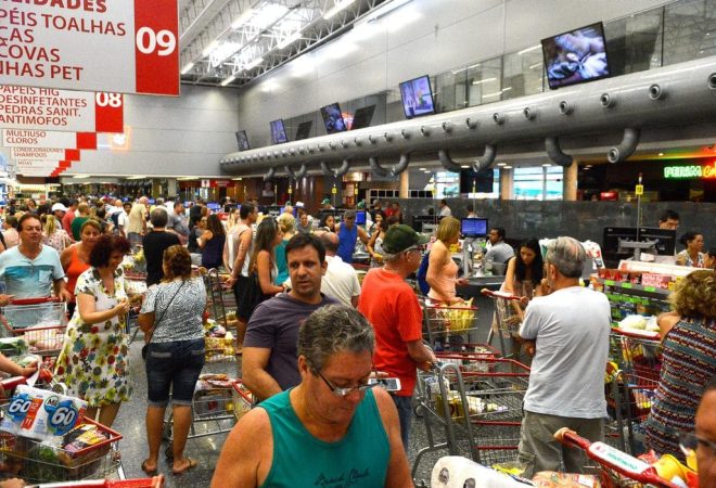 Vitória (ES) - Supermercados lotados e com filas nos caixas e na entrada funcionam em horário reduzido. (Tânia Rêgo/Agência Brasil)