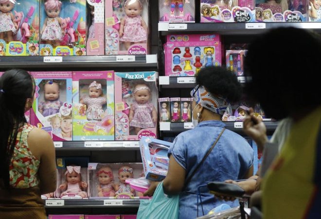 Movimento de vendas de brinquedos para o Dia das Crianças, comércio varejista nas ruas do Polo Saara, centro do Rio de Janeiro.