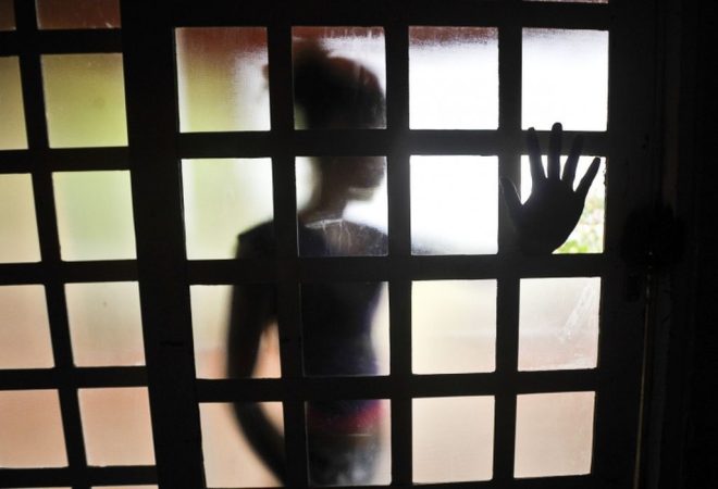 Brasília (DF), 17/02/2023 - Fotografia para ilustrar matéria sobre violência infantil, na foto uma criança é vista em silhueta através de uma porta. Foto: Marcelo Casal/Agência Brasil