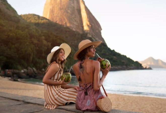 vista-lateral-mujeres-vestidas-trajes-vacaciones_23-2150668951