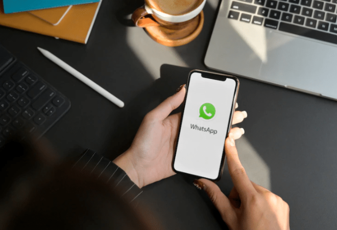 whatsapp mãos celular
