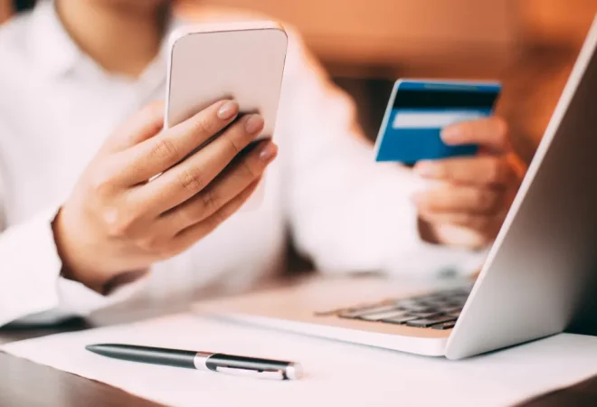 woman-credit-shopping-smartphone-manager