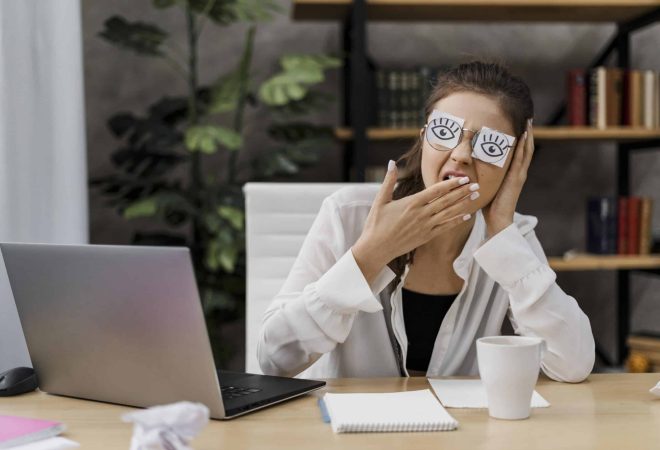 woman-workaholic_stress_freepik